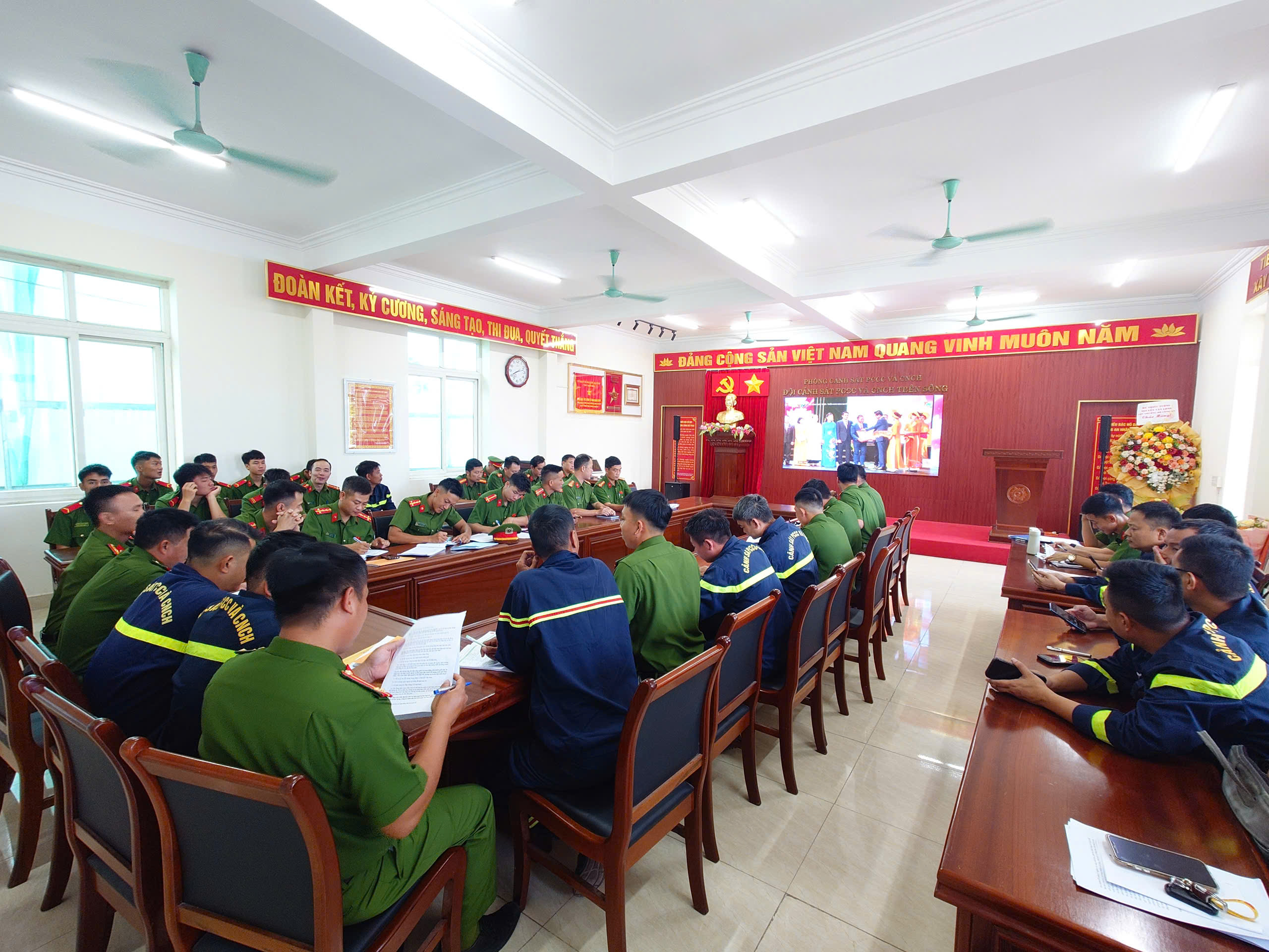 Phòng Cảnh sát PCCC và CNCH tổ chức thành công hội nghị đối thoại và sinh hoạt chính trị đặc biệt cho đoàn viên, hội viên hội phụ nữ